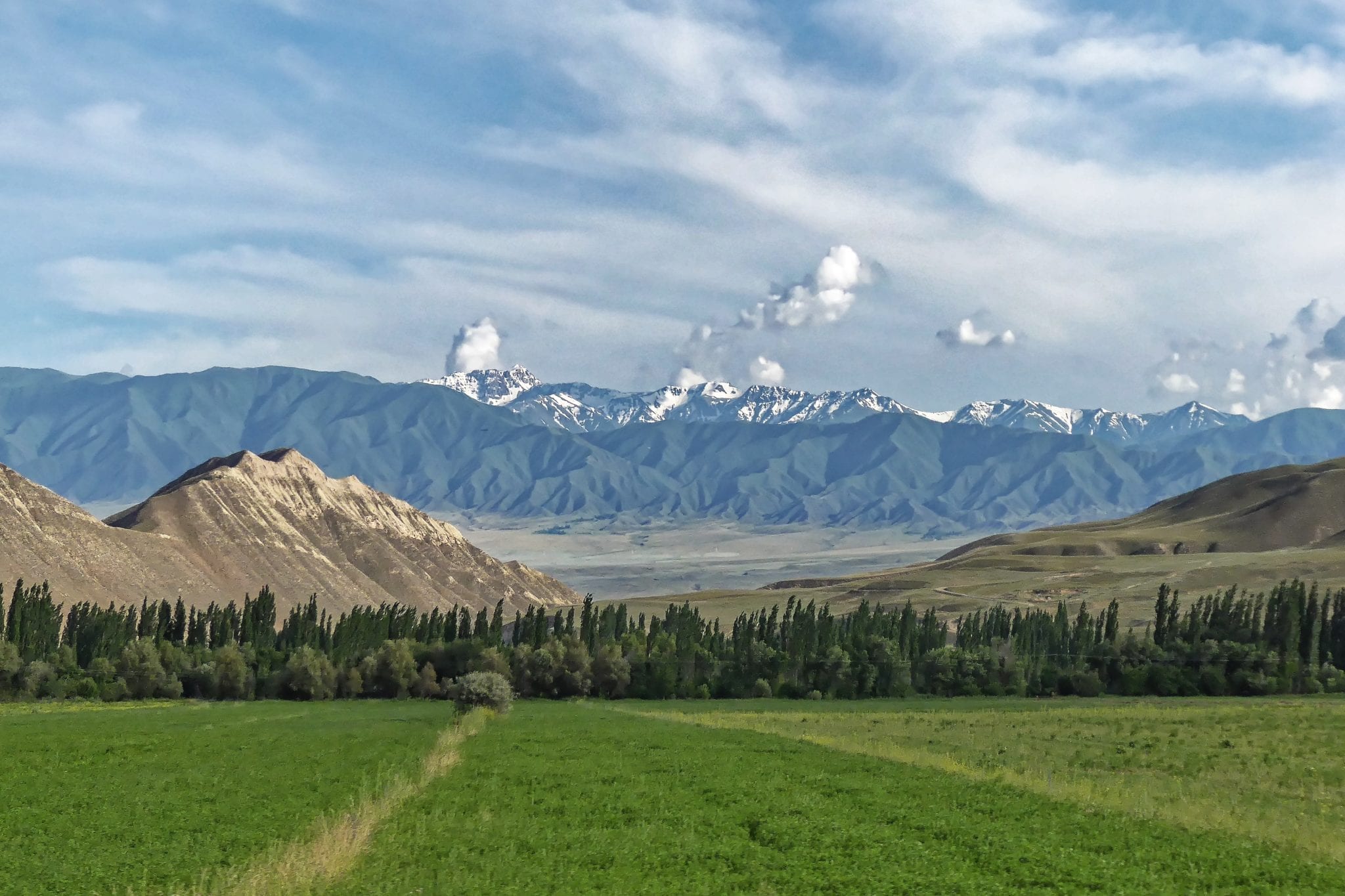 Три киргизии. Узбекистан Ферганская Долина горы. Ферганская Долина Киргизия. Ферганская Долина природа Узбекистан. Ферганская Долина природа Фергана.