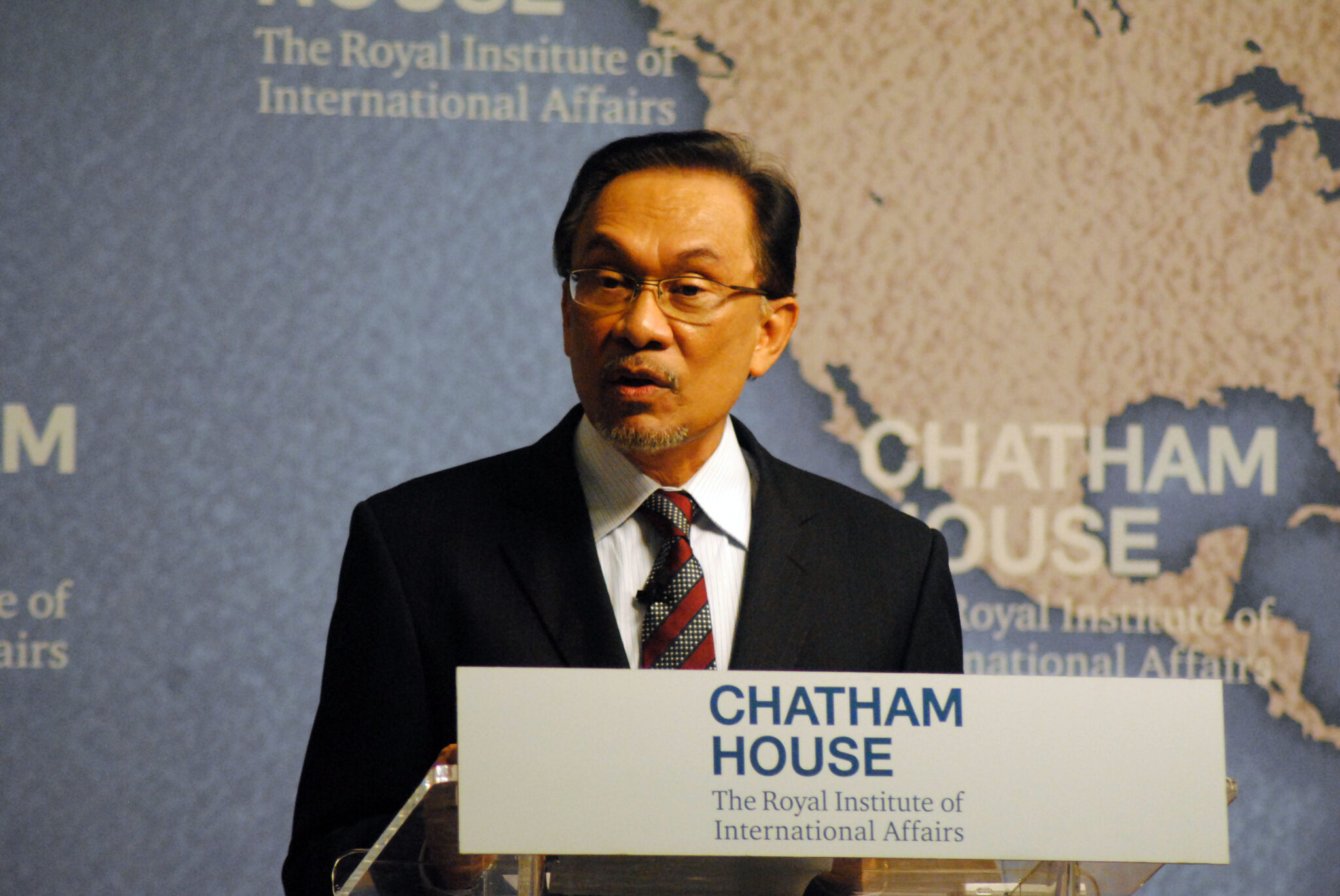 Anwar Ibrahim, premier malese, interviene a una manifestazione a sostegno della popolazione di Gaza, agosto 2025